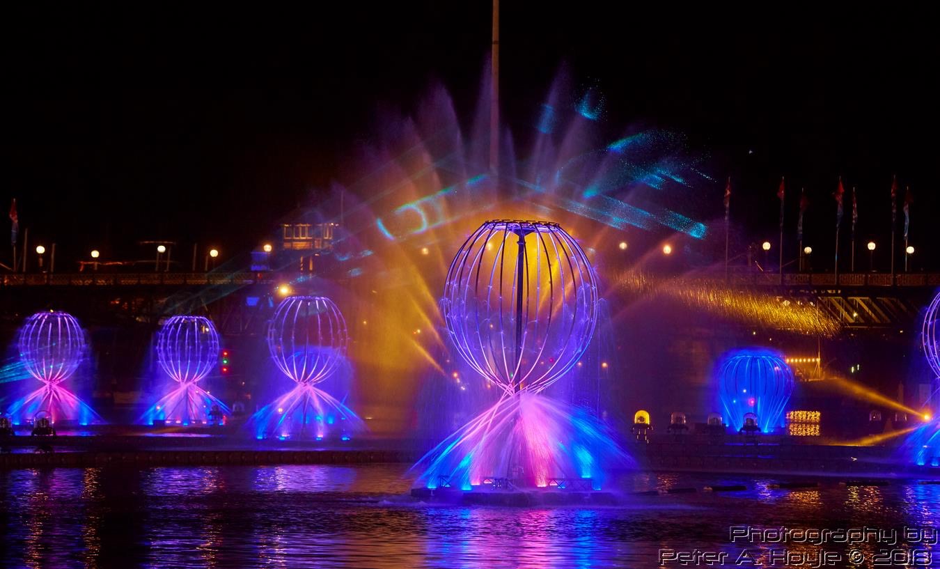 Illuminated jellyfish water feature